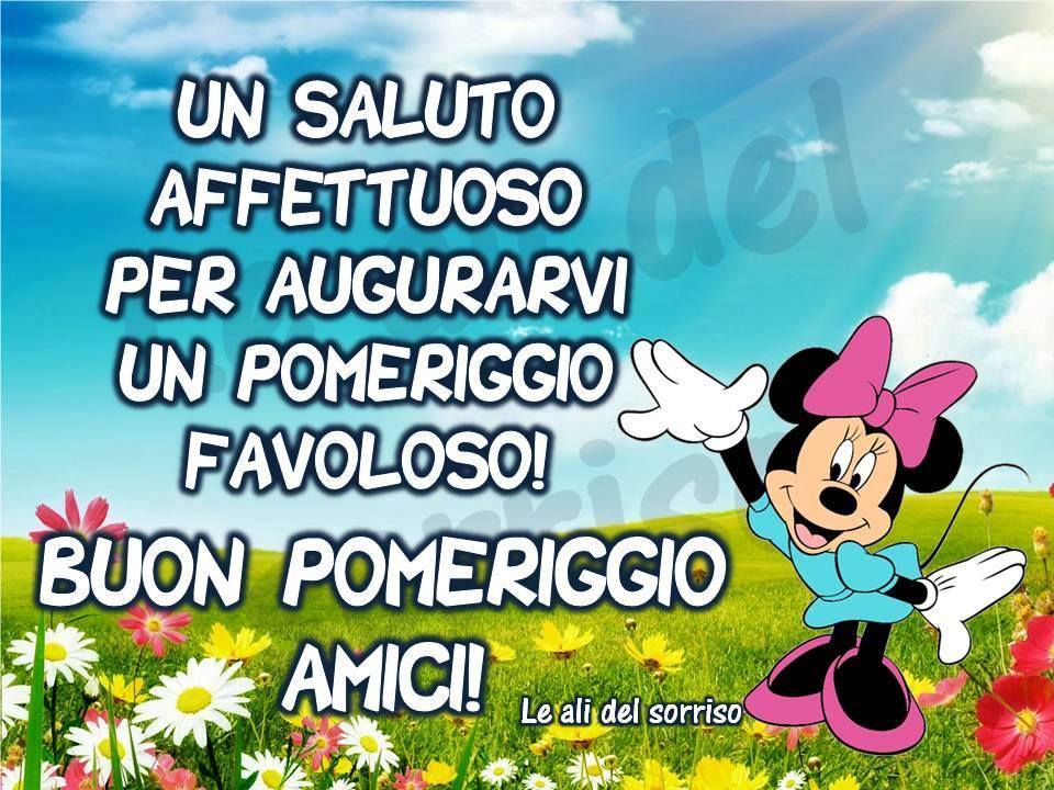 Minnie Mouse saluta su uno sfondo di prato fiorito e cielo azzurro