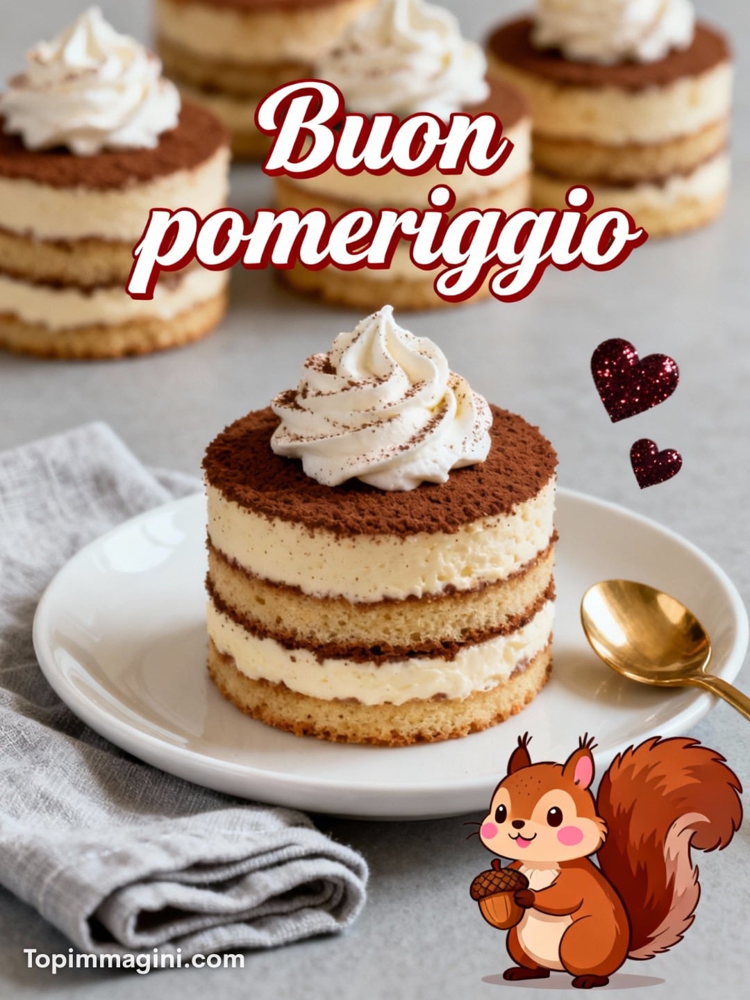 Dolcetti tipo tiramisù con crema e cacao, scritta “Buon pomeriggio”, cuori e scoiattolo su piatto