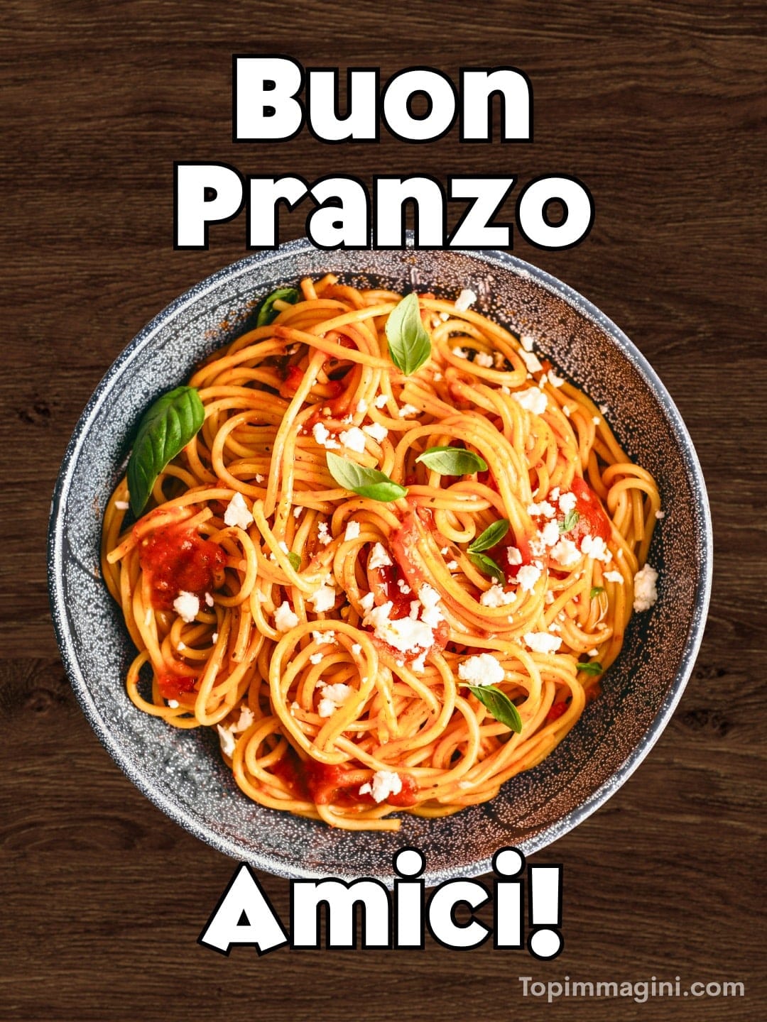 Piatto di spaghetti al pomodoro con basilico e formaggio su sfondo di legno, con scritta di augurio