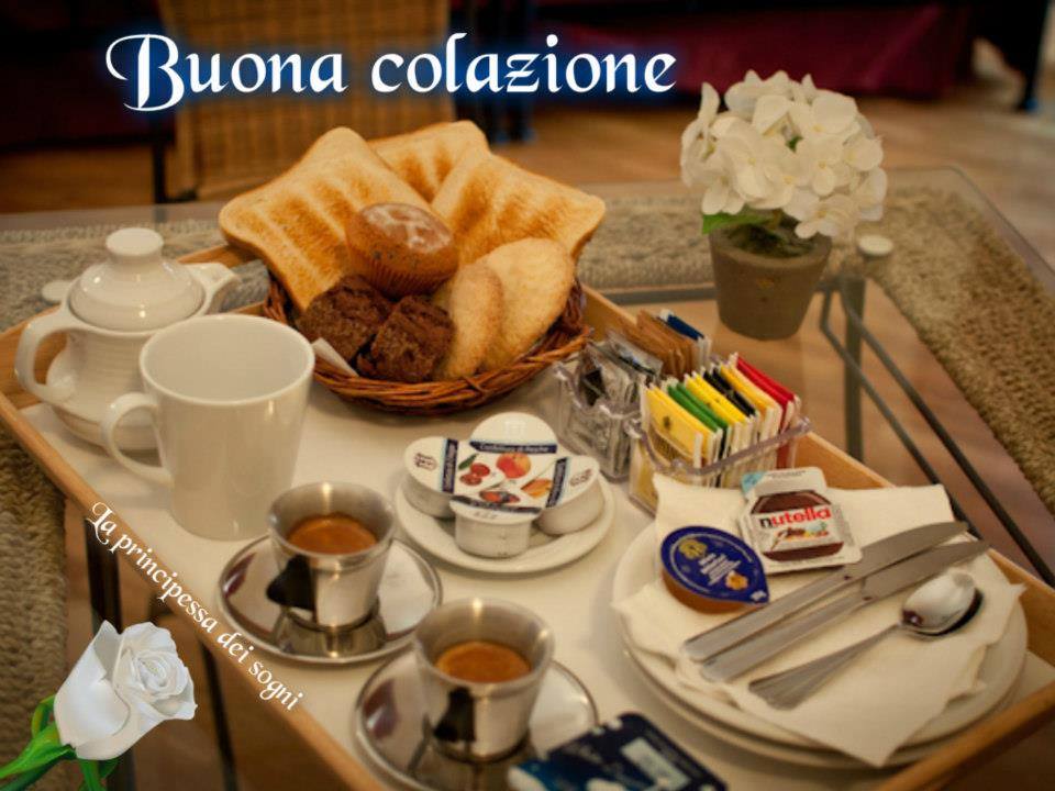 Un vassoio con colazione italiana, caffè e pane tostato. Buona colazione e La principessa dei sogni scritto sopra