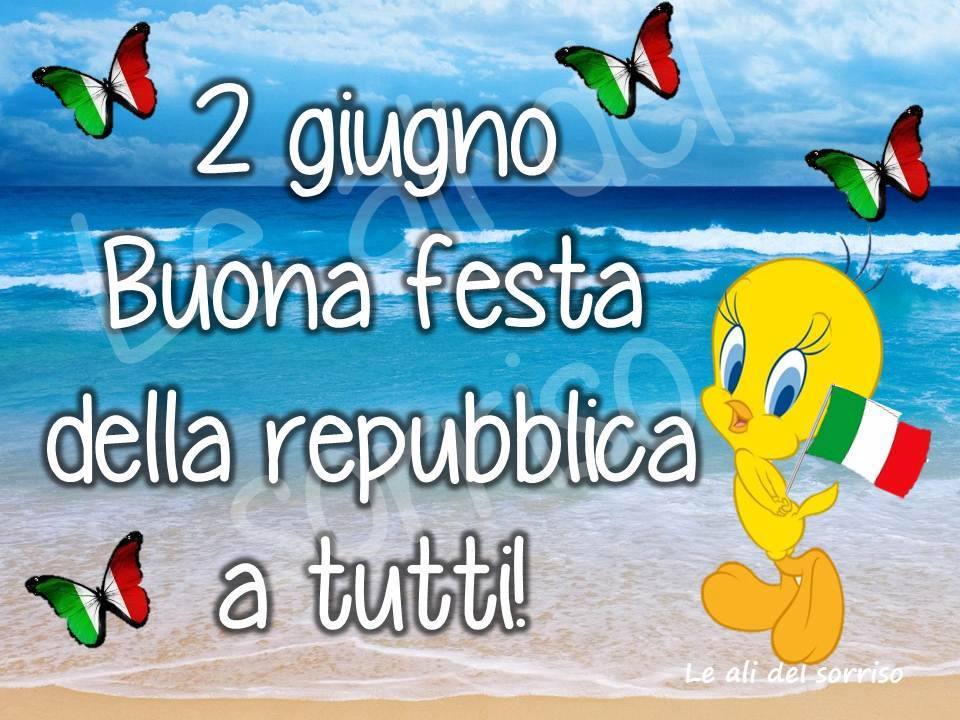 Titti tiene la bandiera italiana. Testo: 2 giugno Buona festa della repubblica a tutti! Farfalle a tema
