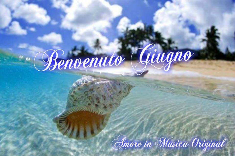 Spiaggia tropicale con conchiglia e la scritta Benvenuto Giugno e Amore in Musica Original