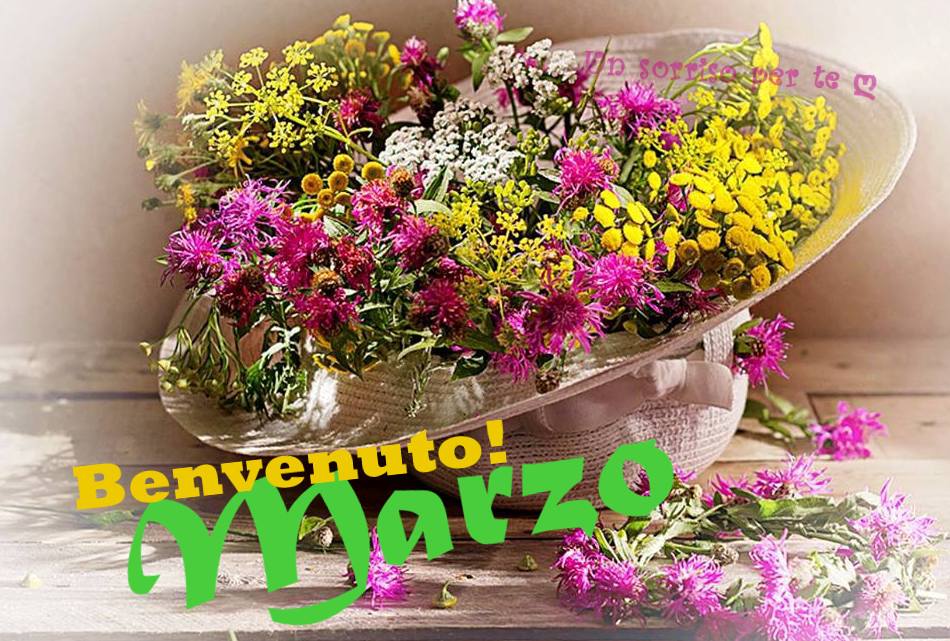 Un cappello traboccante di fiori colorati con scritta Benvenuto! Marzo