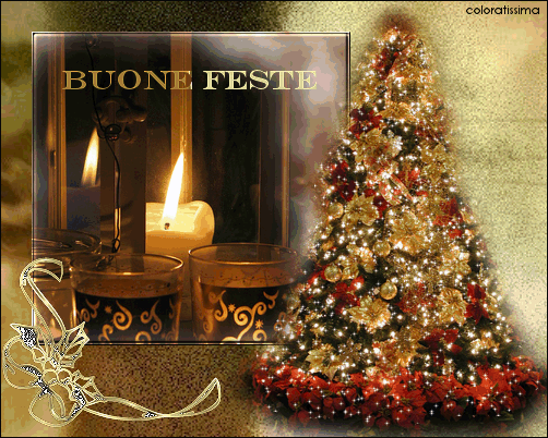 Una candela accesa, un albero di Natale illuminato e laugurio BUONE FESTE