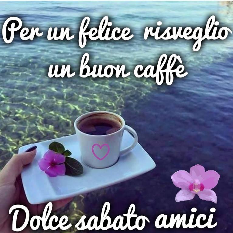 Una mano tiene una tazza di caffè su sfondo acquatico con scritta Per un felice risveglio un buon caffè Dolce sabato amici