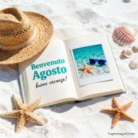 Libro aperto sulla sabbia con cappello di paglia, conchiglie e stelle marine; scritta di benvenuto ad agosto