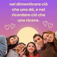 Cinque amici sorridenti abbracciati sotto un cielo viola al tramonto con cuori disegnati e una frase sull’amicizia