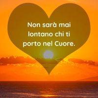 Cuore su tramonto sul mare con frase romantica in bianco