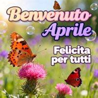 Farfalle tra fiori rosa e bolle di sapone, con scritta: “Benvenuto Aprile, felicità per tutti”