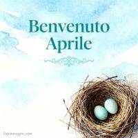 Sfondo acquerello azzurro con nido e due uova azzurre e scritta di benvenuto ad aprile