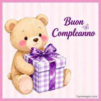 Orsetto con guance rosa abbraccia un pacco regalo a quadretti viola su sfondo a righe con farfalla