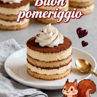 Dolcetti tipo tiramisù con crema e cacao, scritta “Buon pomeriggio”, cuori e scoiattolo su piatto
