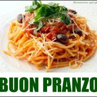 Piatto di spaghetti con pomodoro, olive e basilico