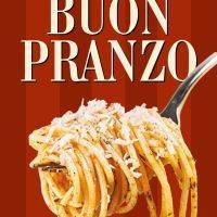 Scritta “Buon pranzo” su sfondo rosso, con forchetta di spaghetti con formaggio grattugiato