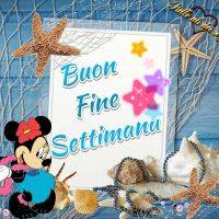Cartello 'Buon Fine Settimana' su sfondo azzurro con reti da pesca, conchiglie, stelle marine e Minnie Mouse hula