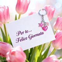 Biglietto con scritta augurale tra tulipani rosa, con portachiavi a stella, cuore e fiore