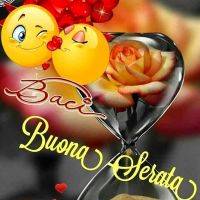 Clessidra con rosa, cuori e emoji che si baciano; scritta “Baci” e augurio “Buona serata”