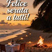 Spiaggia al tramonto con tavolo apparecchiato, lanterne e falò tra palme e mare