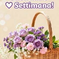 Cestino di vimini con rose lilla e fiori rosa e bianchi su sfondo chiaro, con augurio di buon inizio settimana