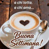 Tazza di cappuccino con cuore di cacao sulla schiuma e augurio di buona settimana su tavolo di legno
