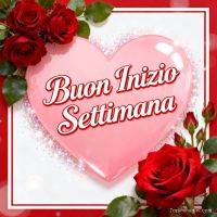 Cuore rosa con scritta augurale, circondato da rose rosse e foglie verdi su sfondo brillante