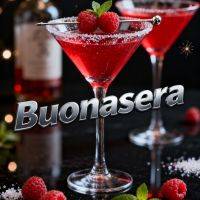 Cocktail rosso in coppetta con bordo di zucchero, lamponi e menta, con scintille sullo sfondo