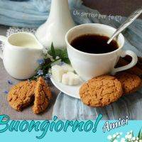 Tazza di caffè, biscotti, latte e cannella su un tavolo elegante