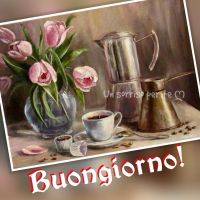 Tulipani rosa in un vaso, accanto a una caffettiera e una tazza di caffè