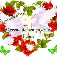 Due colombe bianche, rose rosse e una farfalla verde