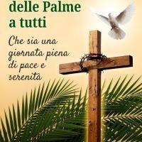 Croce di legno con corona di spine, colomba in volo e foglie di palma su sfondo chiaro