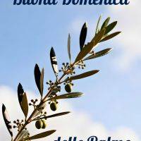 Ramo di ulivo con olive verdi contro cielo azzurro e scritta di augurio per la domenica delle palme