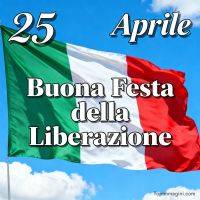 Bandiera italiana che sventola nel cielo azzurro con la scritta “25 aprile, buona festa della liberazione”