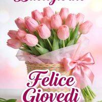 Mazzo di tulipani rosa in un cesto con fiocco, con scritta di augurio per il giovedì