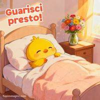 Pulcino sorridente a letto con coperta, fiori sul comodino e luce del sole dalla finestra