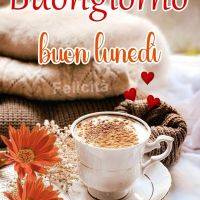 Una tazza di caffè con scritte augurali e tocchi decorativi floreali