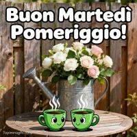 Annaffiatoio con rose bianche e rosa su tavolo di legno; due tazze verdi fumanti illustrate in basso