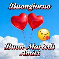 Due palloncini rossi a forma di cuore nel cielo azzurro, con nuvole e faccina che manda un bacio