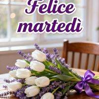 Mazzo di tulipani bianchi e lavanda con fiocco viola su un tavolo vicino a una finestra