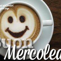 Una tazza di caffè con una faccina sorridente sulla schiuma