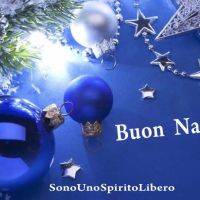Decorazioni natalizie in toni di blu e argento con sfere e stelle