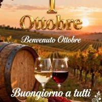 Vigneto al tramonto con botte, due calici di vino e grappoli d’uva, augurio per il 1 ottobre