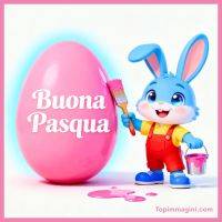 Coniglietto azzurro dipinge un grande uovo rosa con la scritta “Buona Pasqua”, con pennello e secchiello