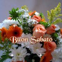 Un mazzo colorato di fiori con rose e gerbere arancioni e crisantemi bianchi