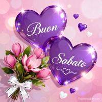 Cuori viola scintillanti con scritta “Buon sabato” e mazzo di fiori rosa con fiocco bianco