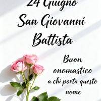 Tre rose rosa su sfondo chiaro con scritta per San Giovanni Battista e auguri di onomastico