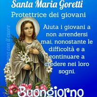 L'immagine raffigura Santa Maria Goretti, simbolo di resilienza e guida spirituale, circondata da fiori simbolo di innocenza e purezza.