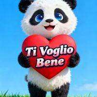 Panda sorridente con un cuore rosso con la scritta “Ti voglio bene” su sfondo cielo e prato verde