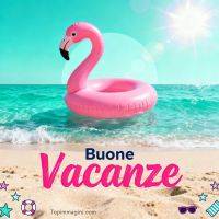 Salvagente a forma di fenicottero rosa in mare, spiaggia sabbiosa e sole; scritta “Buone vacanze”