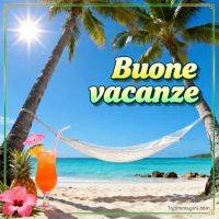 Amaca tra palme su spiaggia tropicale, mare turchese e cocktail con ananas sotto il sole