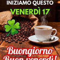 Tazza di caffè fumante accanto a chicchi e sacco di juta, con quadrifoglio verde e scritte augurali